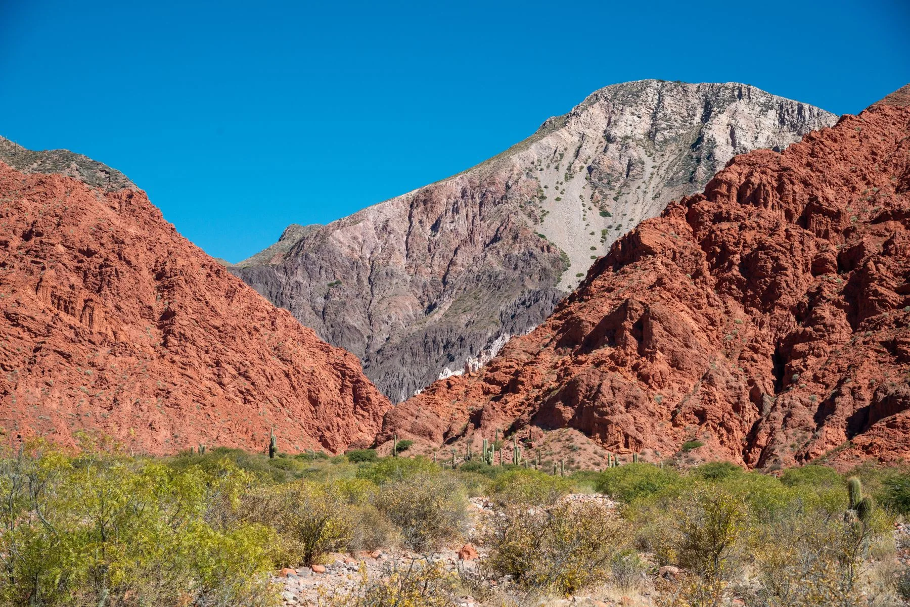 Montañas de roca roja bajo un cielo azul claro en Salt