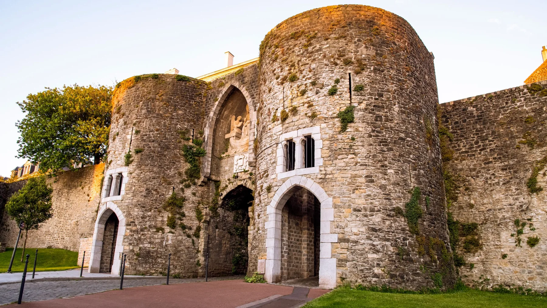 Capture of the historic gate in Boulogne-sur-Mer, France during sunset.