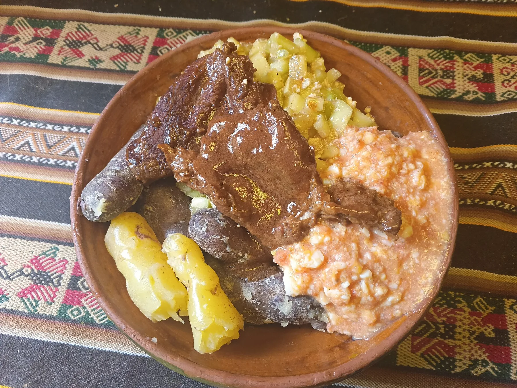 Plato de comida andina con variados ingredientes y colores, típico de Tilcara, Quebrada de Humahuaca