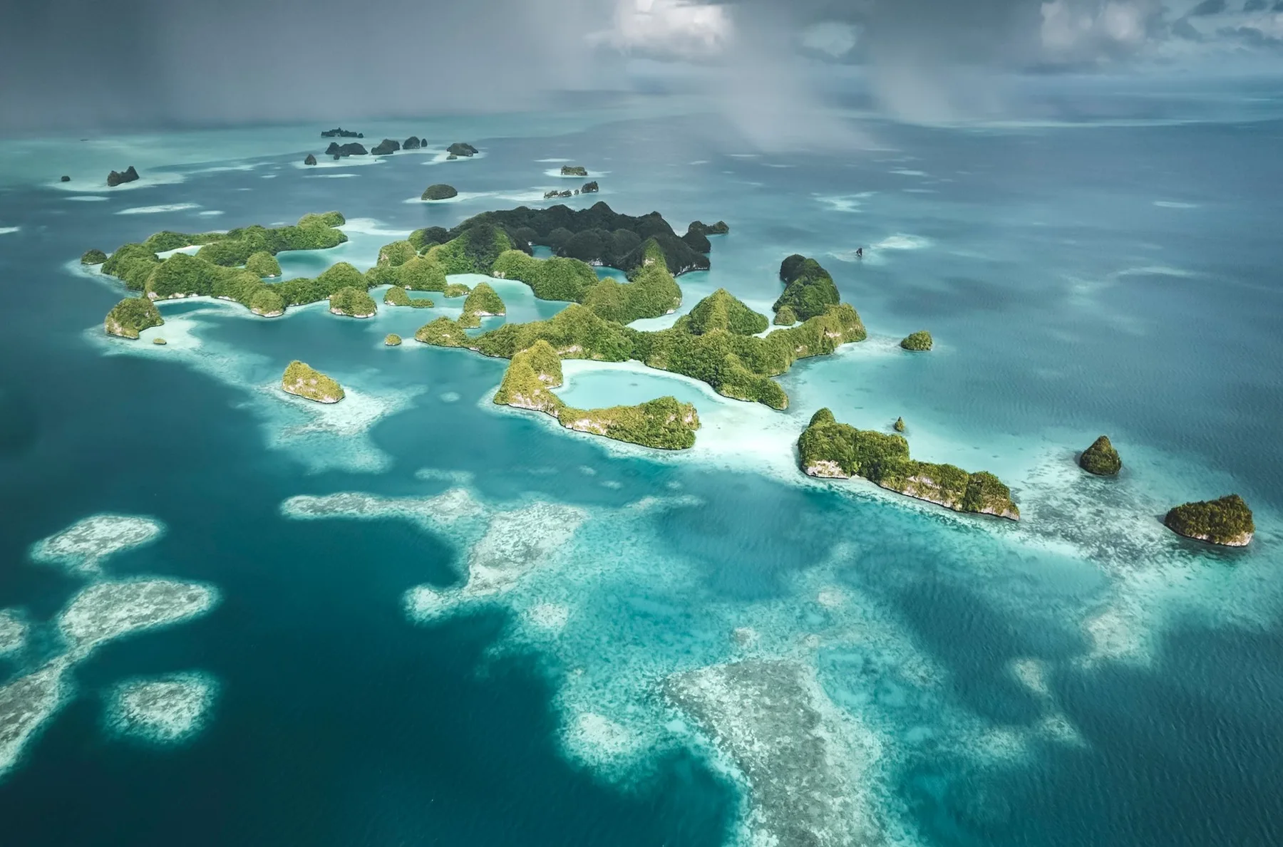 Vista aérea de islas tropicales rodeadas por aguas turquesa en Palau