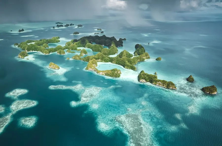 Vista aérea de islas tropicales rodeadas por aguas turquesa en Palau