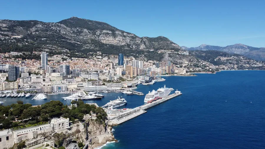Vista aérea de Mónaco con su litoral, el puerto y el trazado urbano junto al Mediterráneo