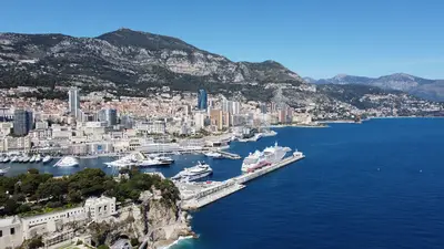 Vista aérea de Mónaco con su litoral, el puerto y el trazado urbano junto al Mediterráneo