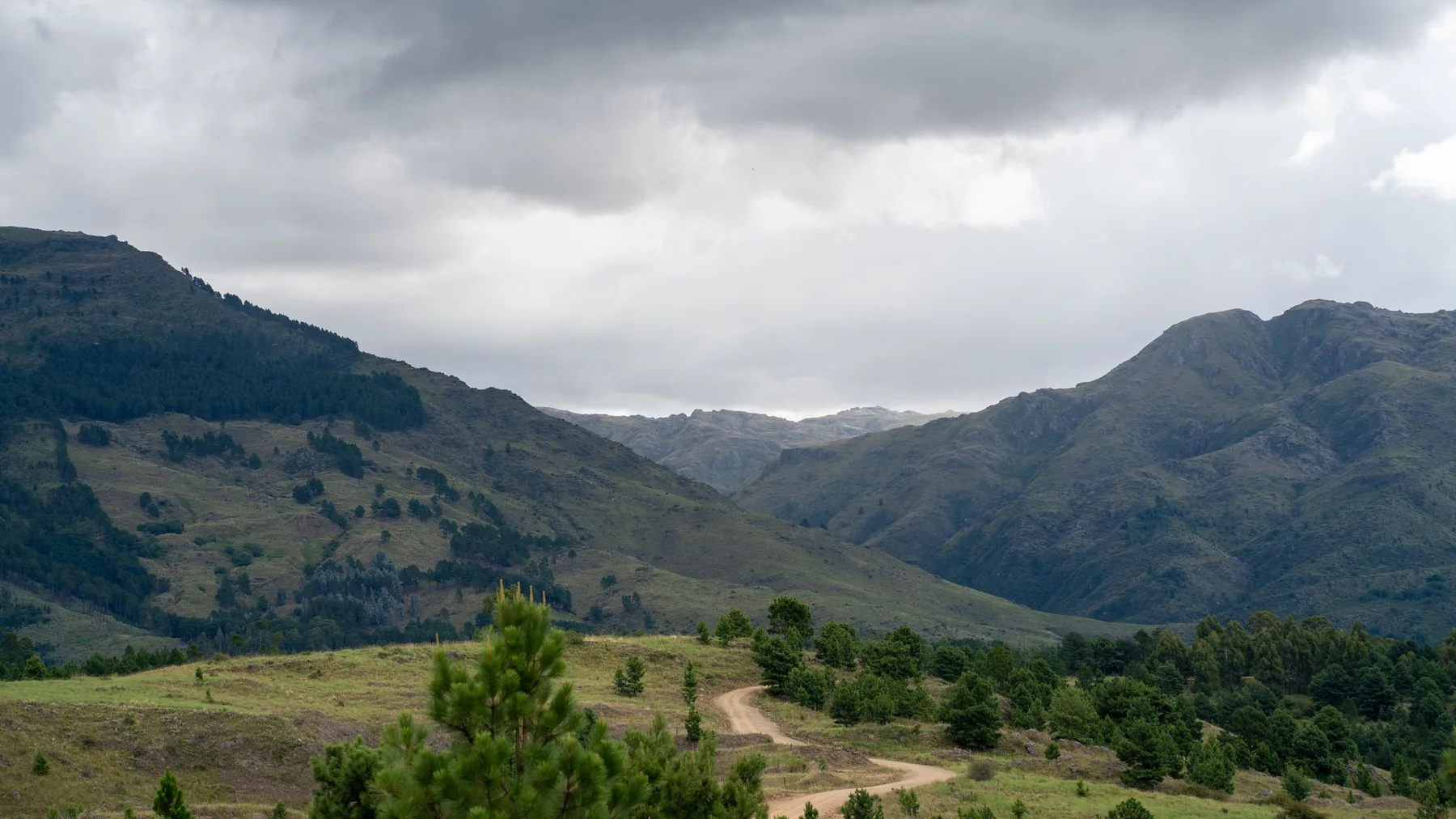 Sierras de Córdoba, Argentina, bajo un cielo nublado