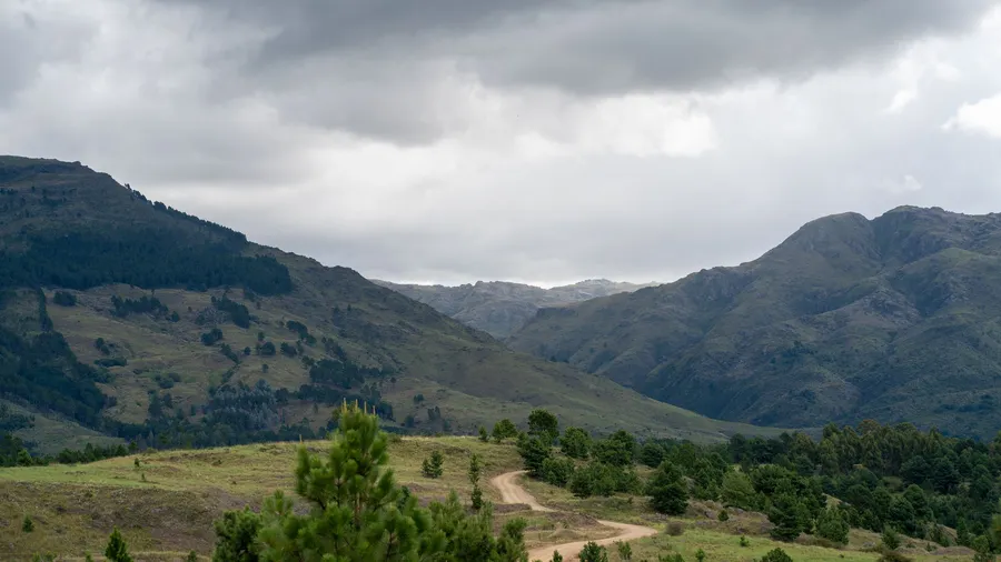 Sierras de Córdoba, Argentina, bajo un cielo nublado