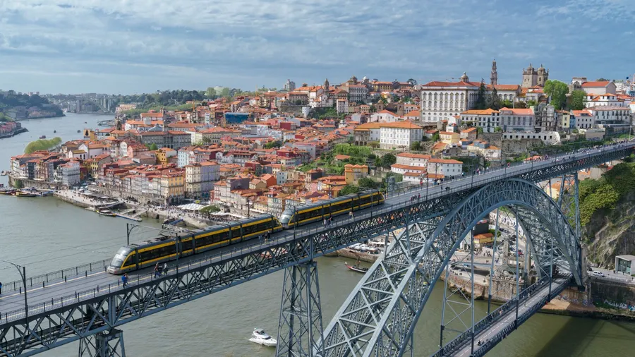 Vista aérea del puente Luís I sobre el río Duero en Oporto, Portugal