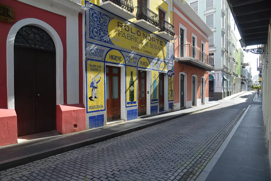Fachada de azulejos de Polo Norte Fábrica de Sodas, en la calle de Tetuán del Viejo San Juan, fundada por Ángel Rivero Méndez en 1902