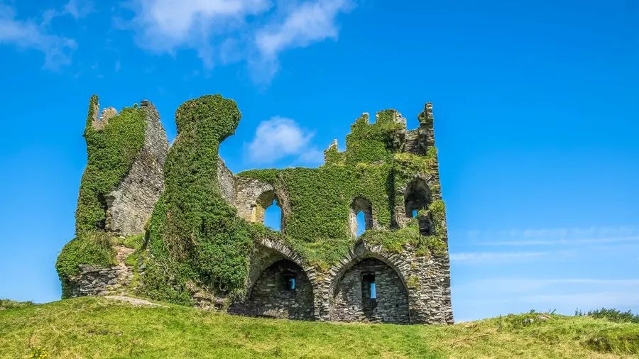 Ruinas del castillo Ballycarbery en Cahersiveen, Irlanda, bajo un cielo despejado de verano