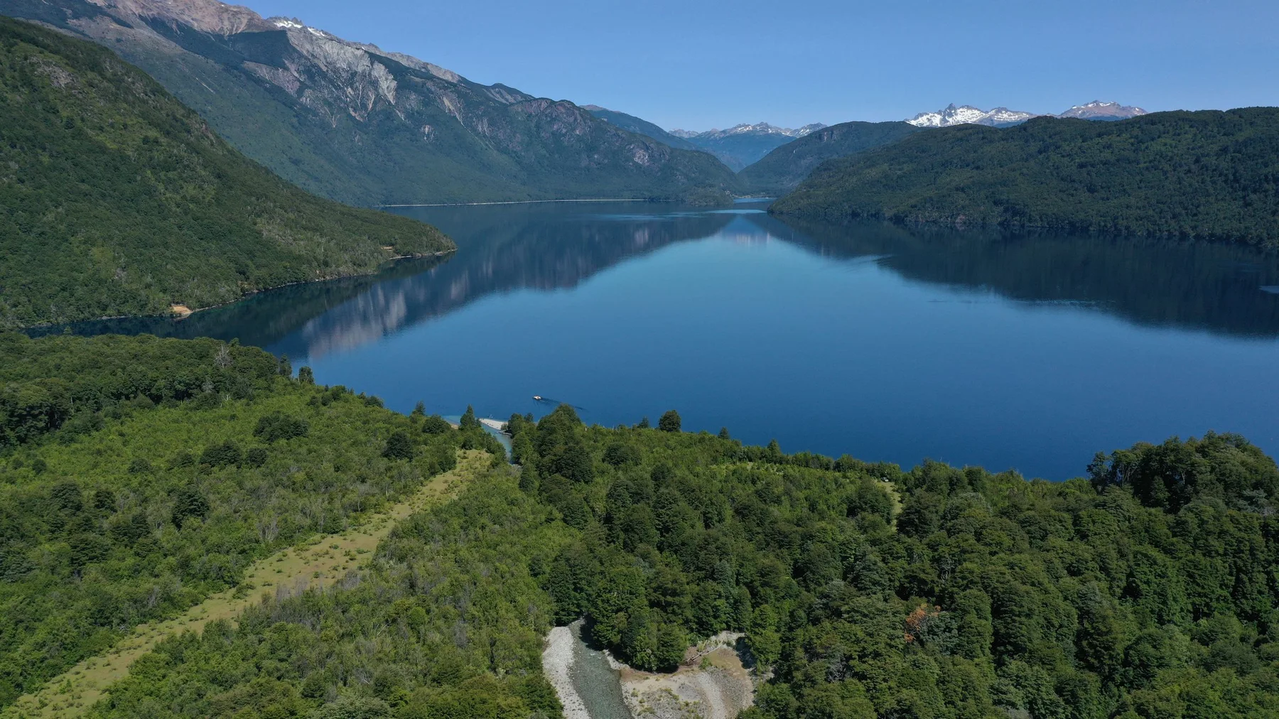 Aguas serenas entre vegetación exuberante en Llanada Grande, Región de Los Lagos, Chile