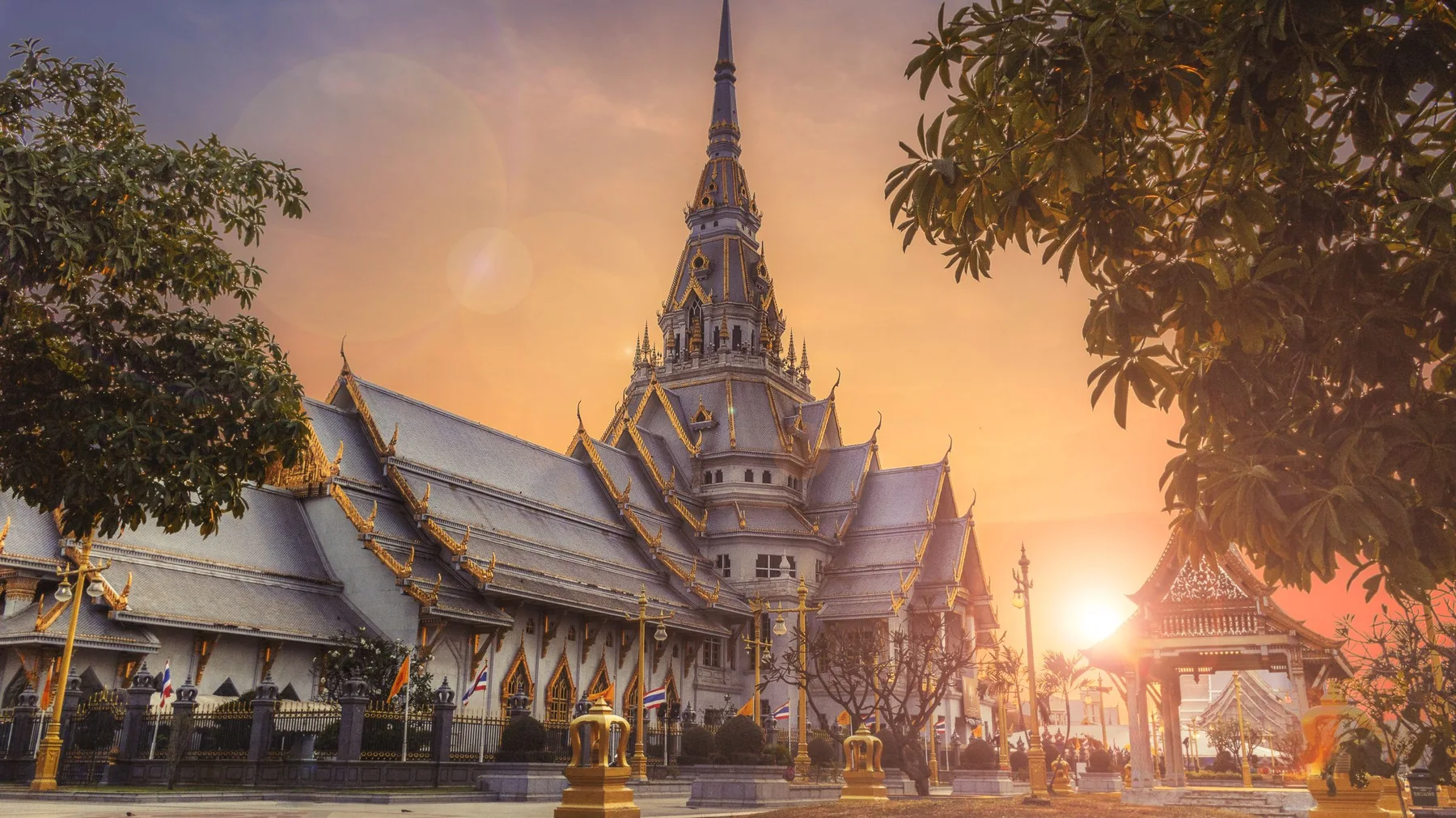 Arquitectura del templo Wat Sothon Wararam Worawihan junto al río al atardecer en Chachoengsao, Tailandia