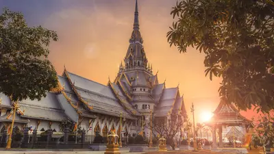 Arquitectura del templo Wat Sothon Wararam Worawihan junto al río al atardecer en Chachoengsao, Tailandia