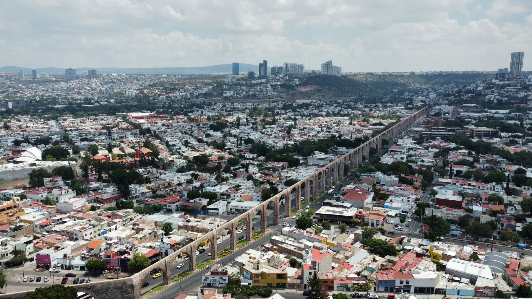 Vista aérea del acueducto histórico de Santiago de Querétaro, México