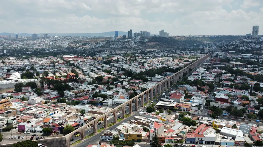 Vista aérea del acueducto histórico de Santiago de Querétaro, México
