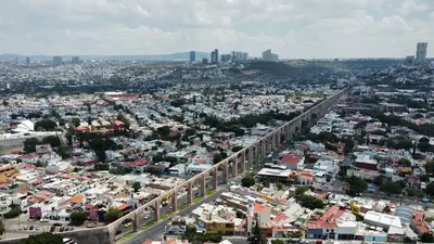 Vista aérea del acueducto histórico de Santiago de Querétaro, México