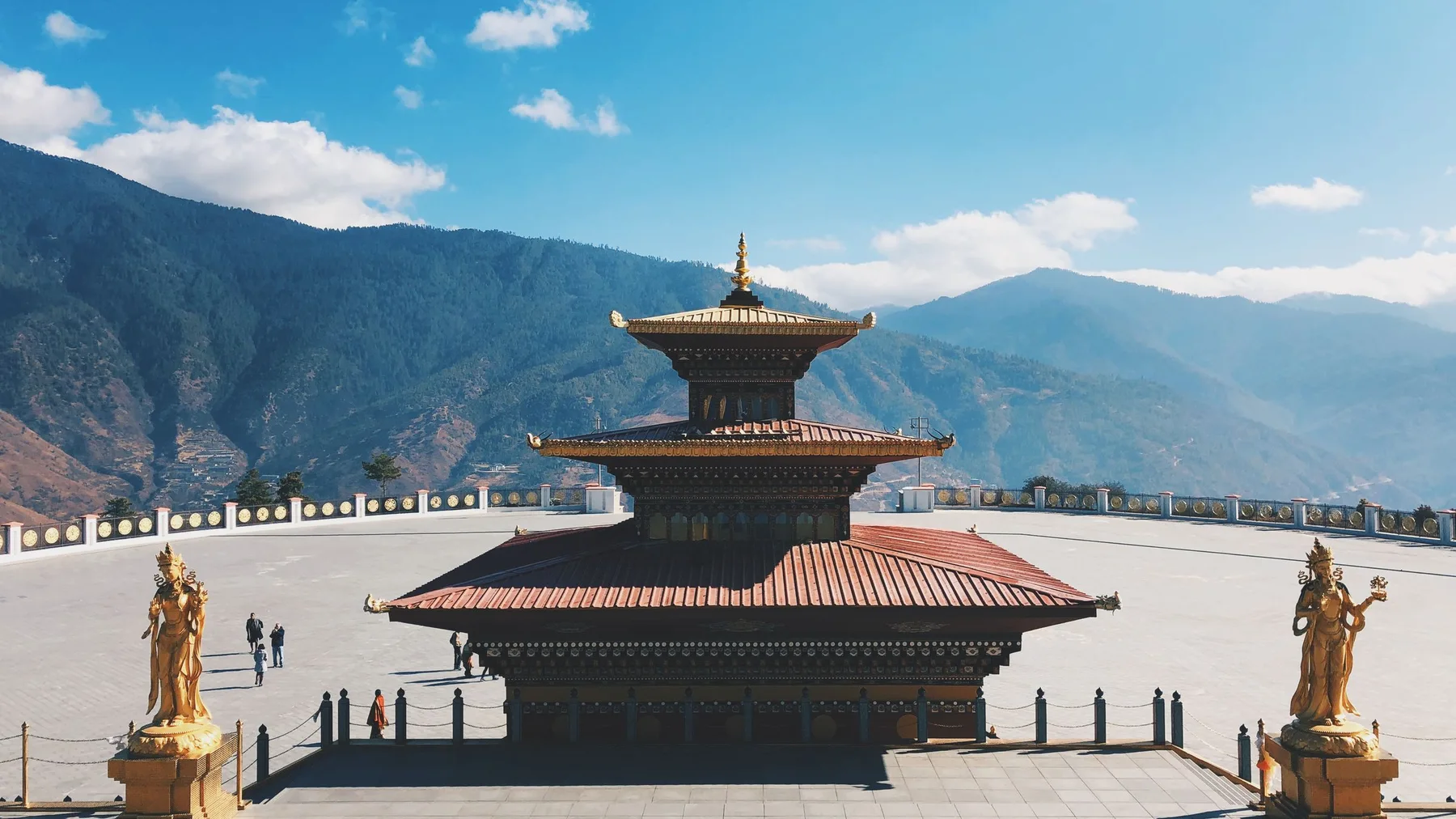 Templo Changangkha en Timbu, rodeado de estatuas y con montañas al fondo