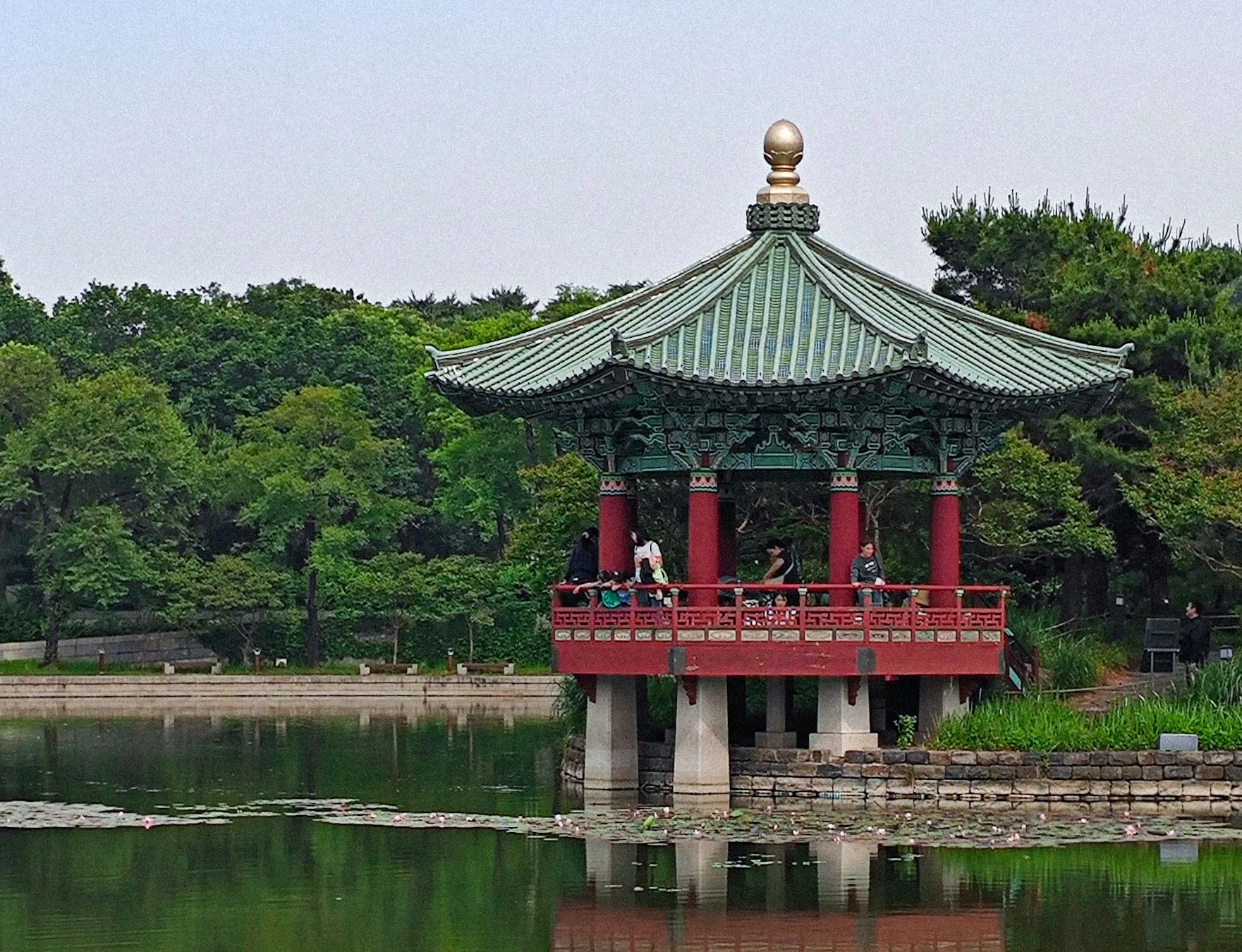 Pabellón tradicional coreano reflejado en un lago tranquilo en Seúl, Corea del Sur