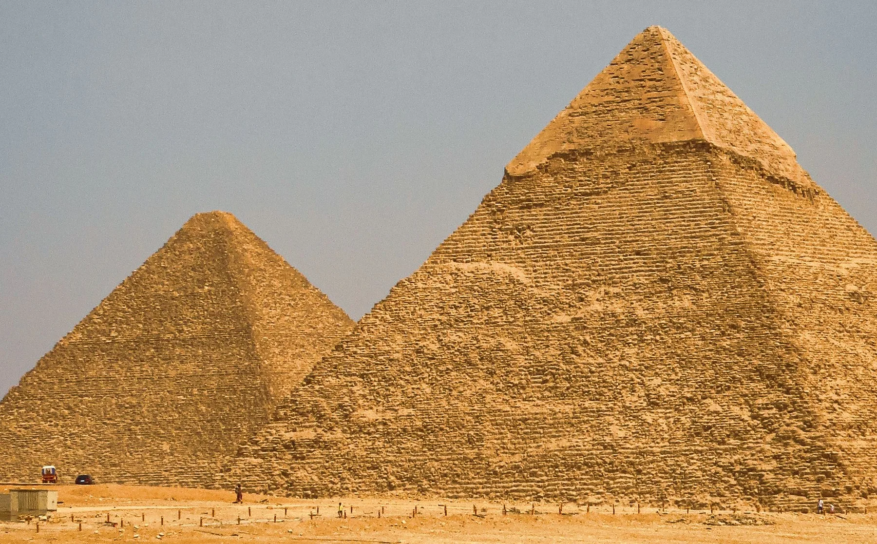 Pirámides de Giza bajo un cielo azul despejado en Egipto