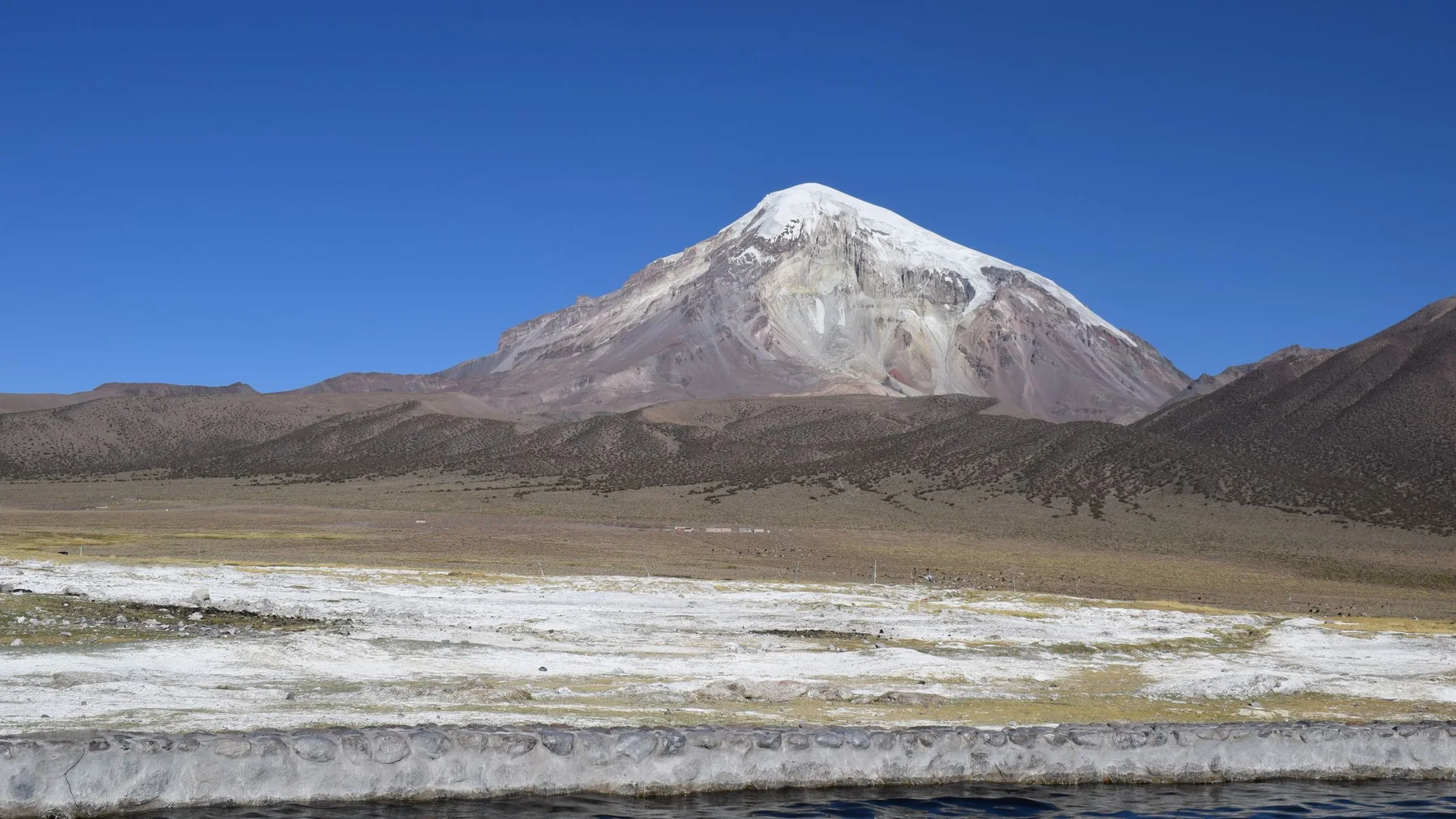 Vista de un pico nevado bajo un cielo azul despejado en el altiplano de Oruro, Bolivia