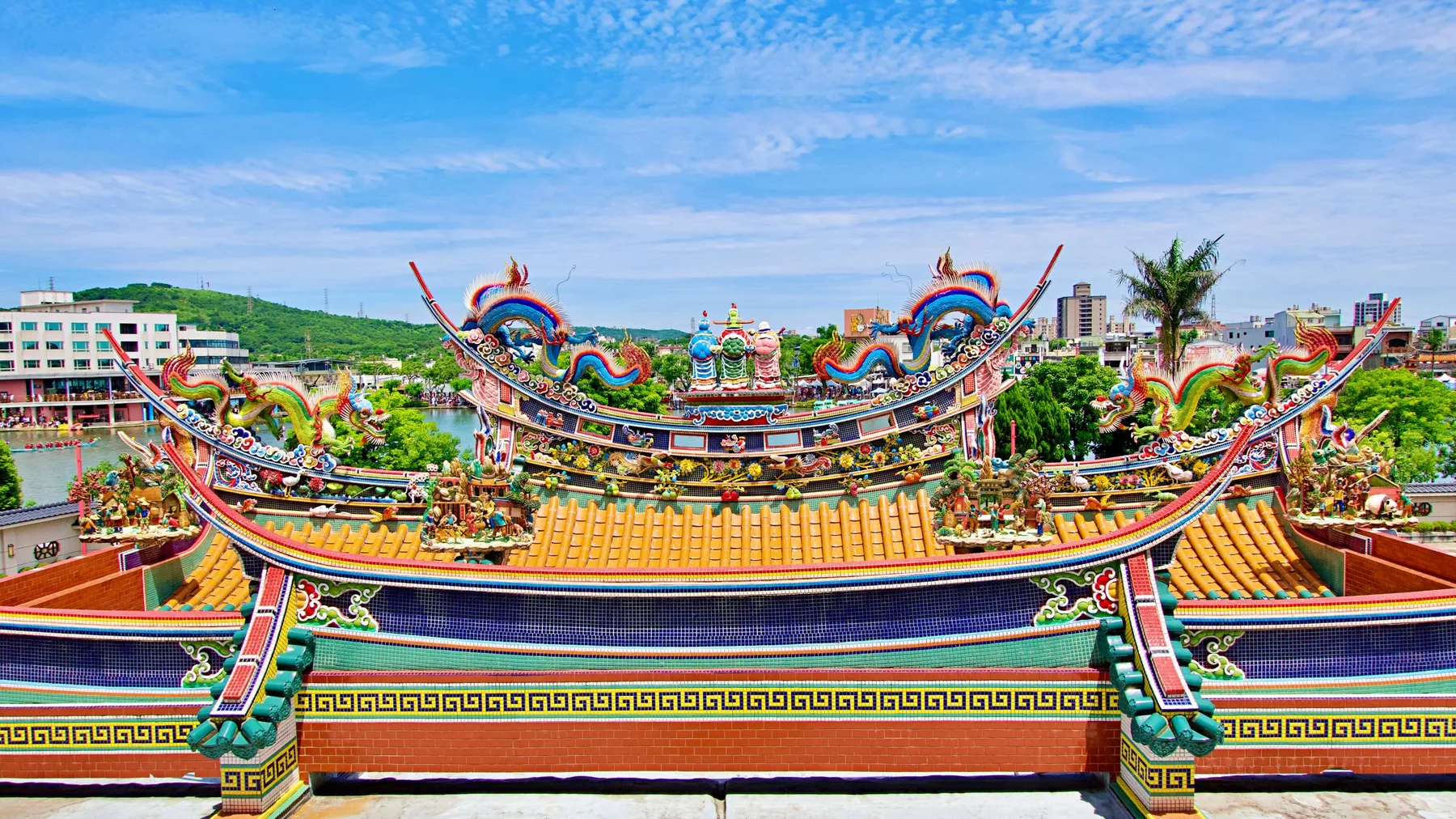 Techo decorativo de un templo taiwanés, con colores vibrantes y diseño tradicional, sobre un cielo azul despejado