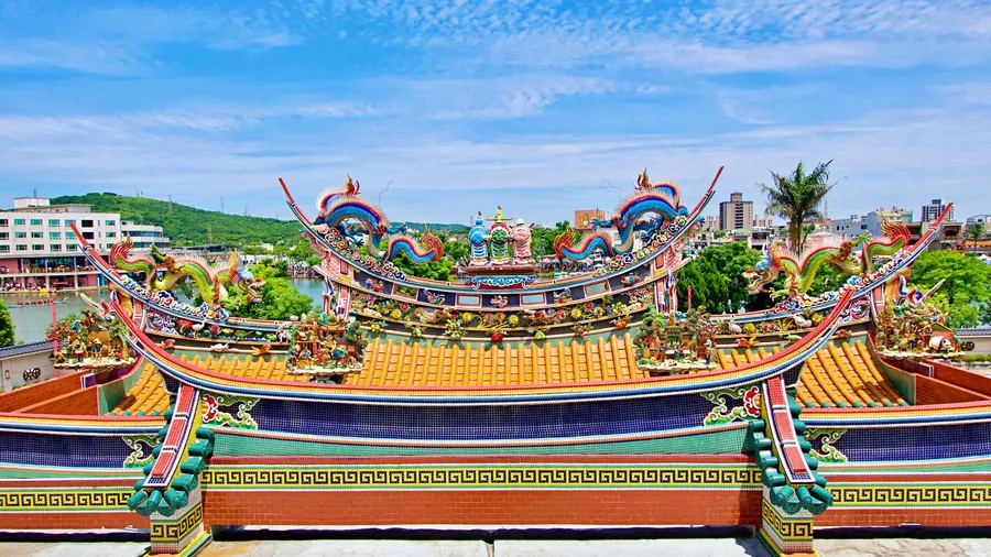 Techo decorativo de un templo taiwanés, con colores vibrantes y diseño tradicional, sobre un cielo azul despejado