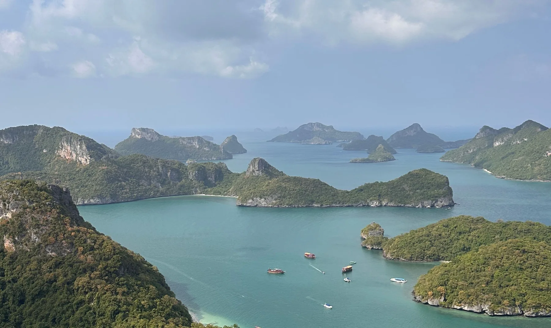 Vista aérea de las islas y aguas turquesas del parque marino de Ang Thong bajo un cielo nublado
