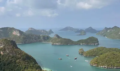 Vista aérea de las islas y aguas turquesas del parque marino de Ang Thong bajo un cielo nublado