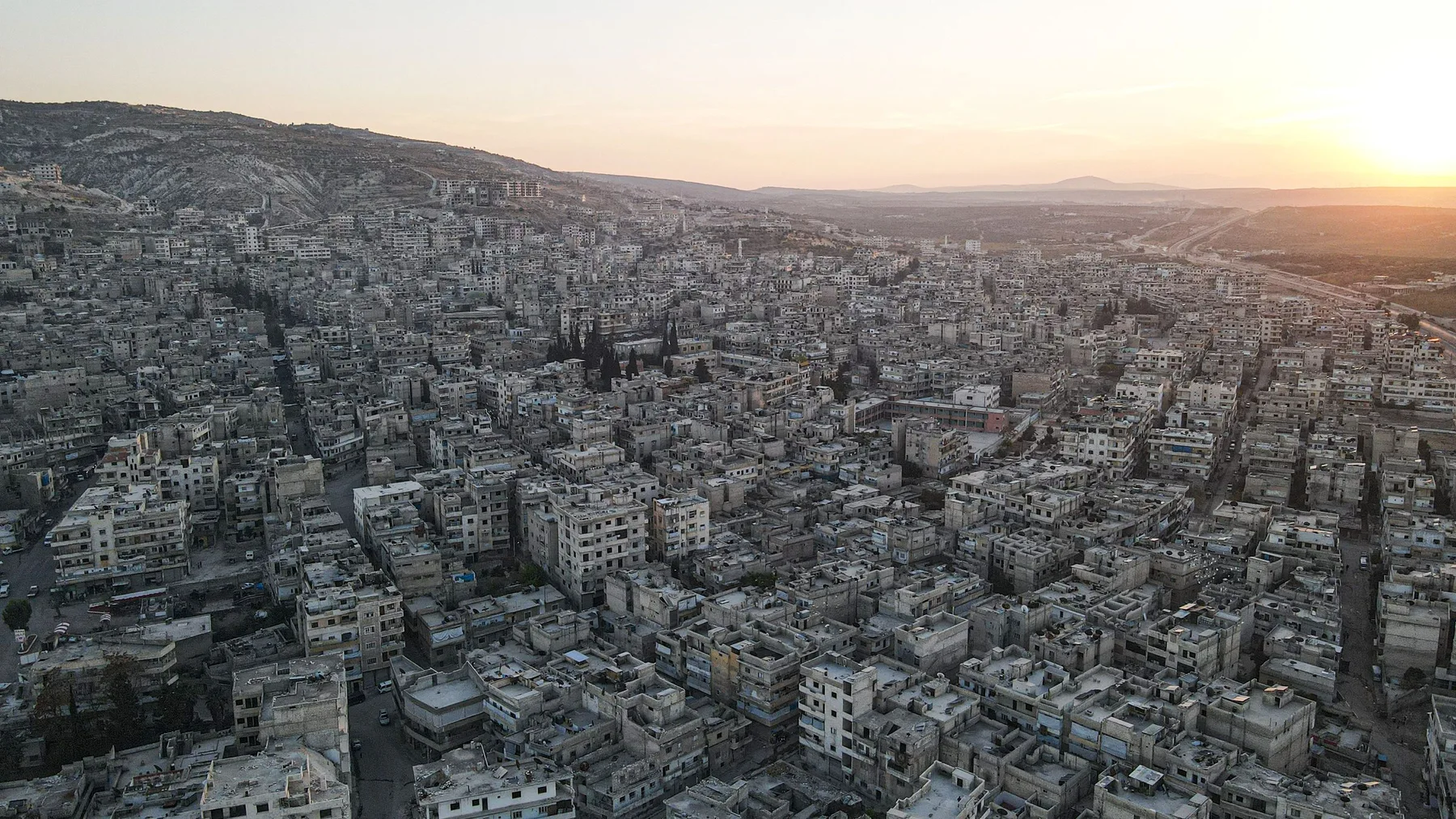 Vista aérea de Idlib, Siria, con la ciudad extendida bajo la luz del atardecer