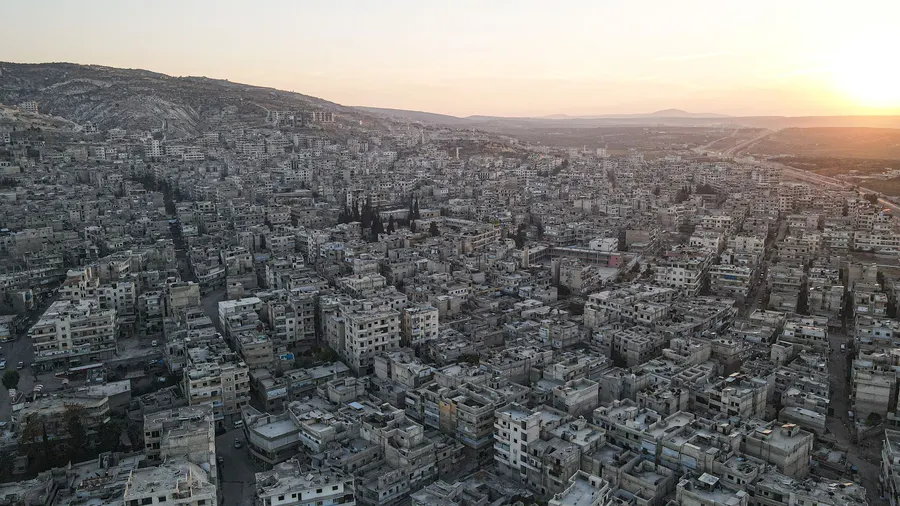 Vista aérea de Idlib, Siria, con la ciudad extendida bajo la luz del atardecer