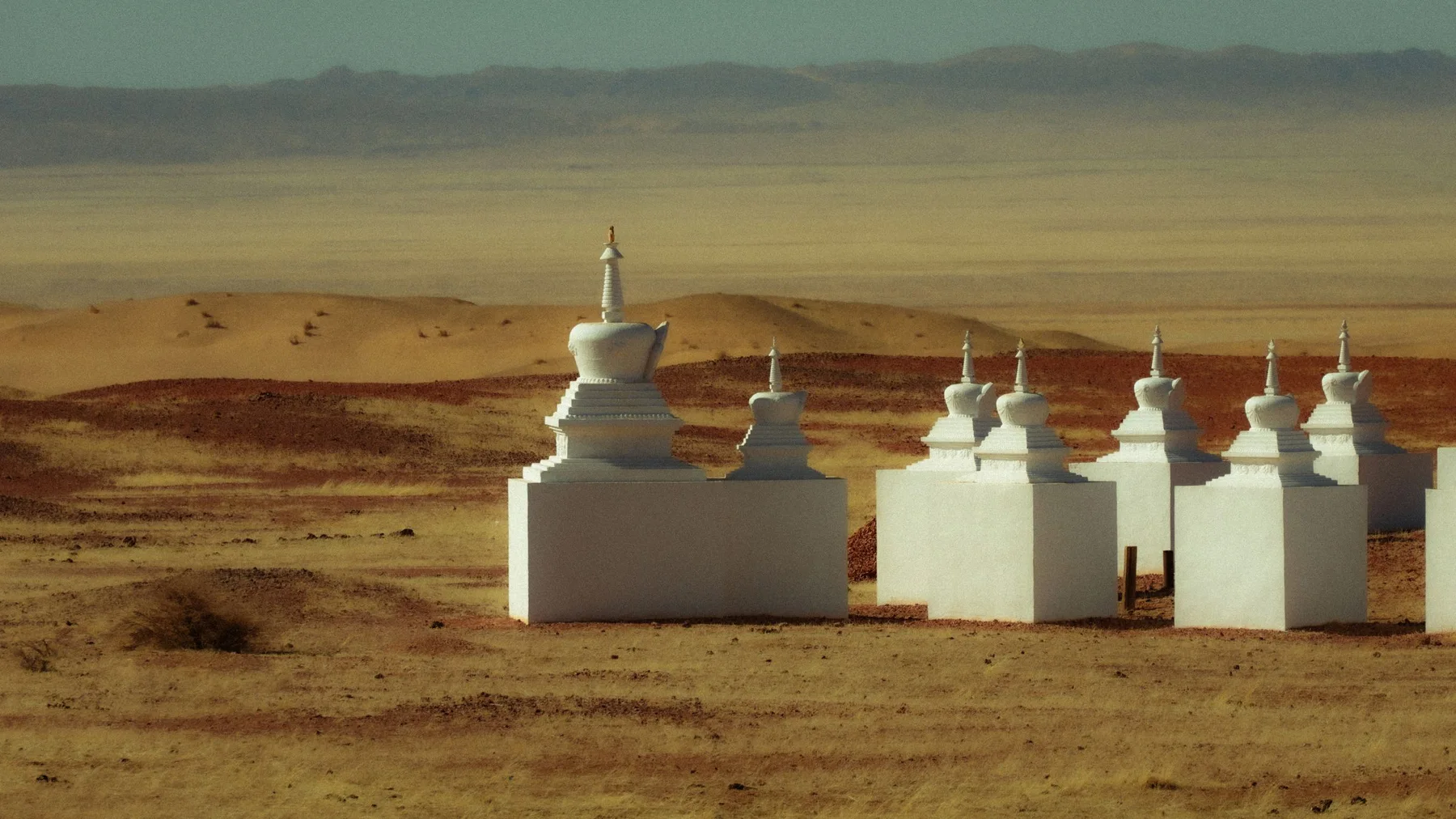 Estupas blancas se alzan en el desierto de Mongolia bajo un cielo despejado