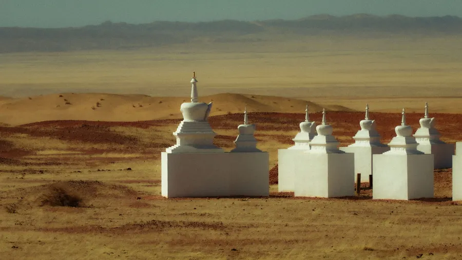 Estupas blancas se alzan en el desierto de Mongolia bajo un cielo despejado