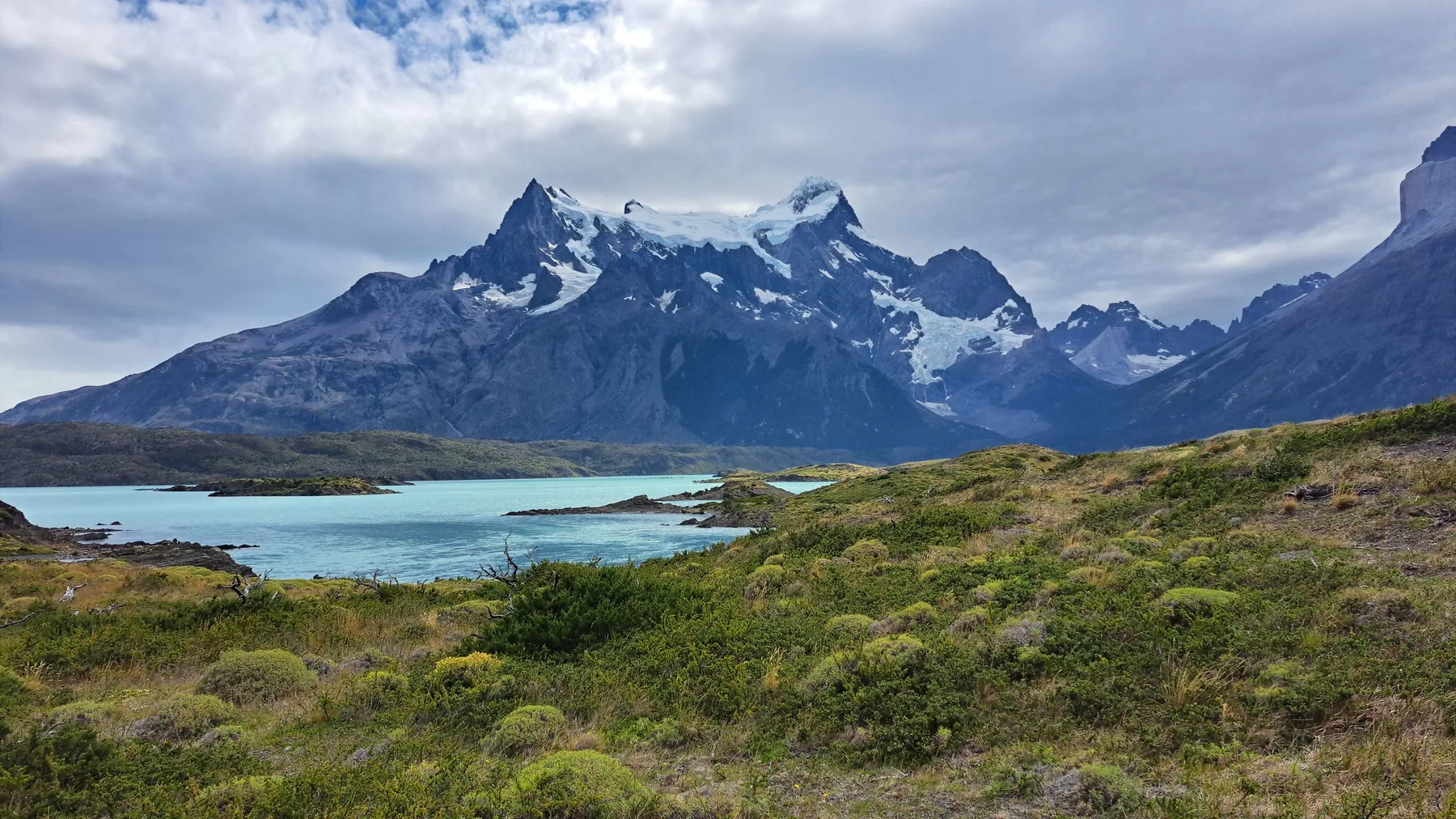 Vista panorámica de montañas y un lago en la Región de Magallanes, Patagonia chilena