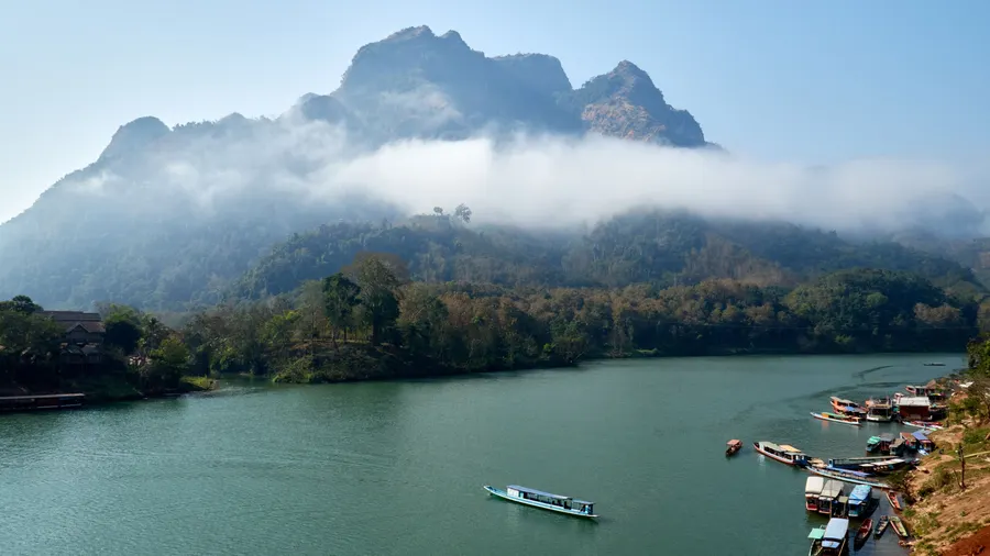 Montañas brumosas y un río sereno en Nong Khiaw, Laos