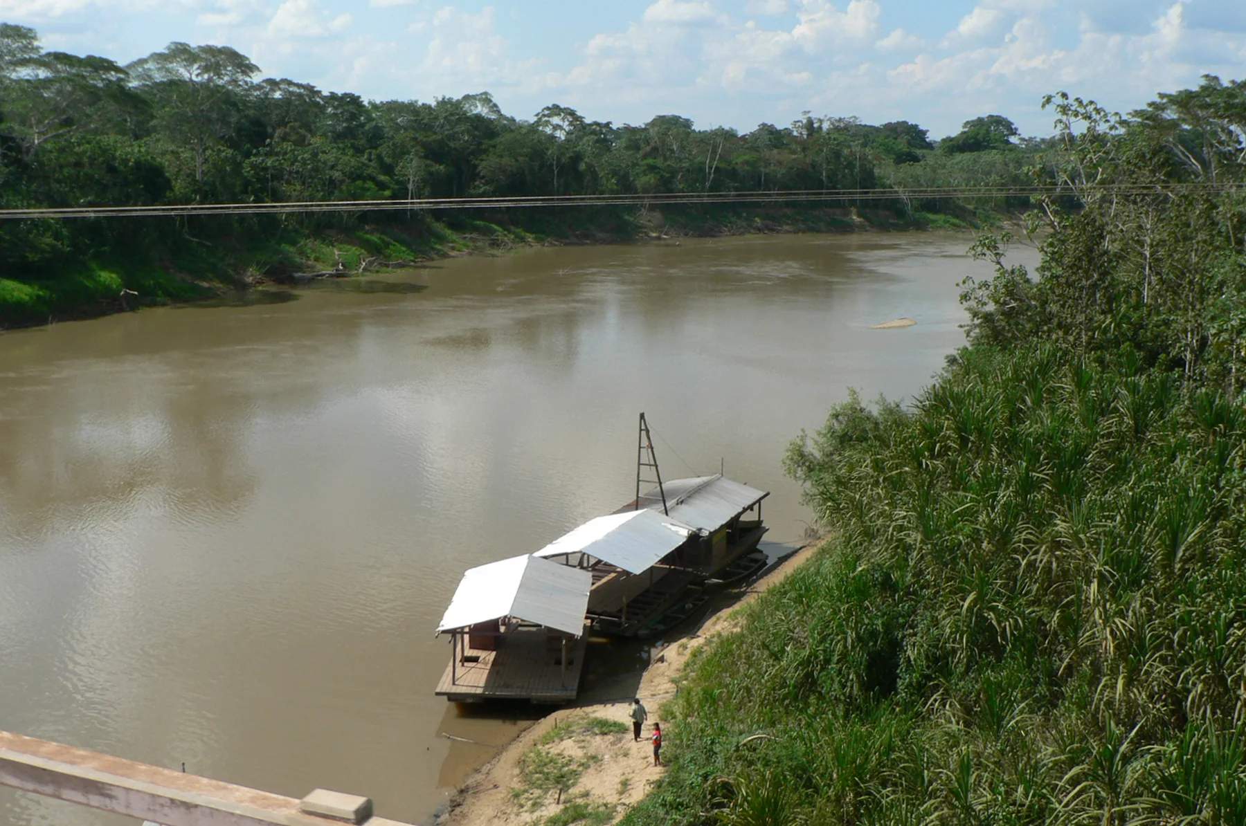 Río Orthon visto desde el puente cerca de Puerto Rico, Pando, Bolivia, junto a la confluencia de los ríos Tahuamanu y Manuripi
