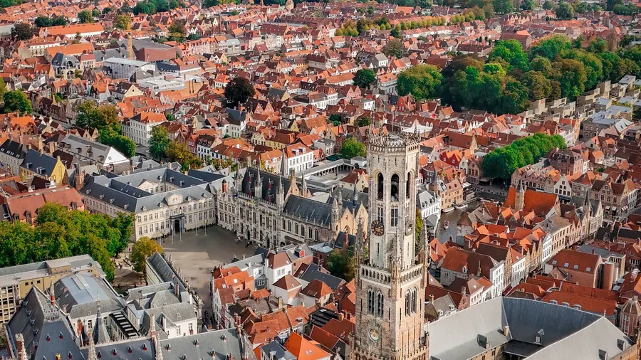 Vista aérea de Brujas con la torre Belfort y tejados rojos del casco histórico