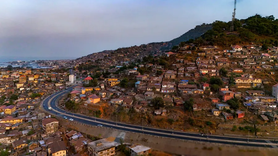 Vista aérea de viviendas en las colinas de Freetown, Sierra Leona, durante el día