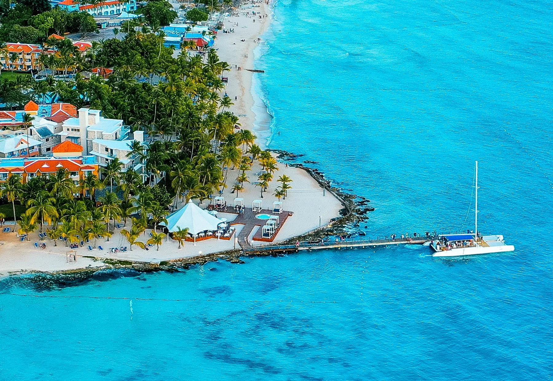 Vista aérea de la costa turquesa de Bayahíbe y su zona hotelera en República Dominicana