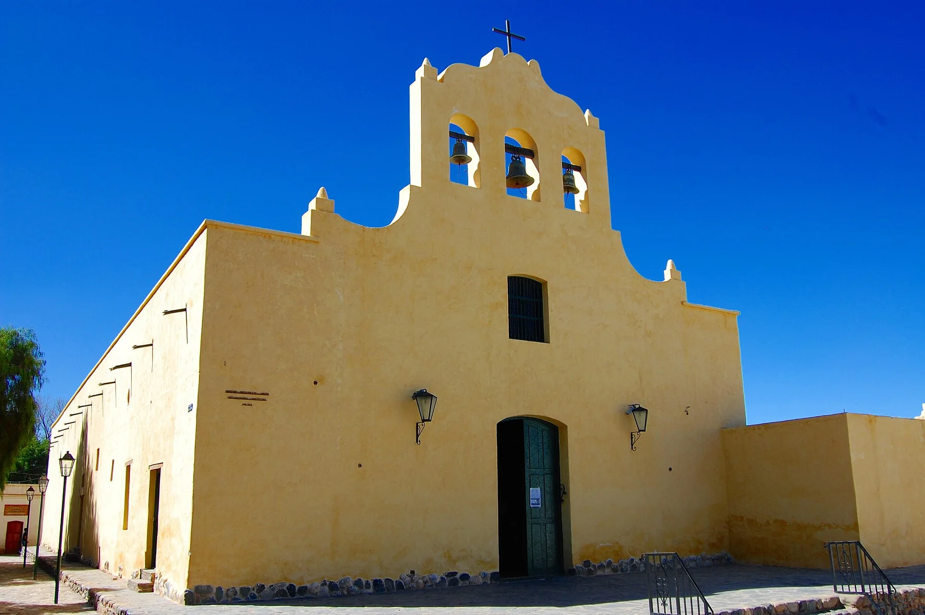 Iglesia histórica de San José de Cachi, junto a la plaza principal de Cachi, Salta