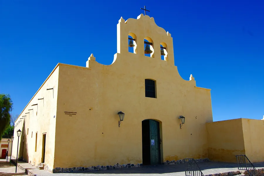 Iglesia histórica de San José de Cachi, junto a la plaza principal de Cachi, Salta