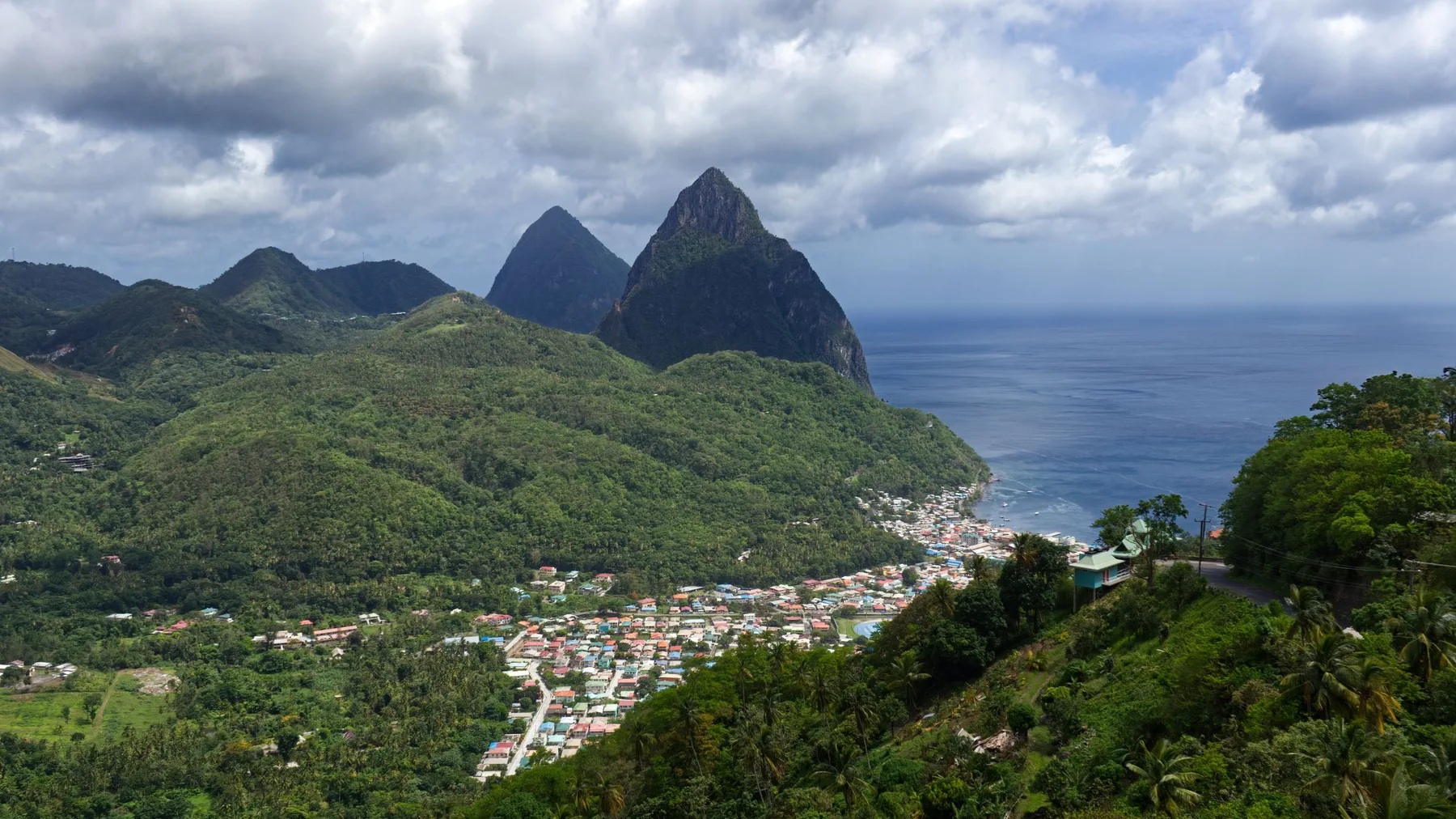 Vista aérea de los Pitons de Soufrière, en Santa Lucía, rodeados de paisajes verdes