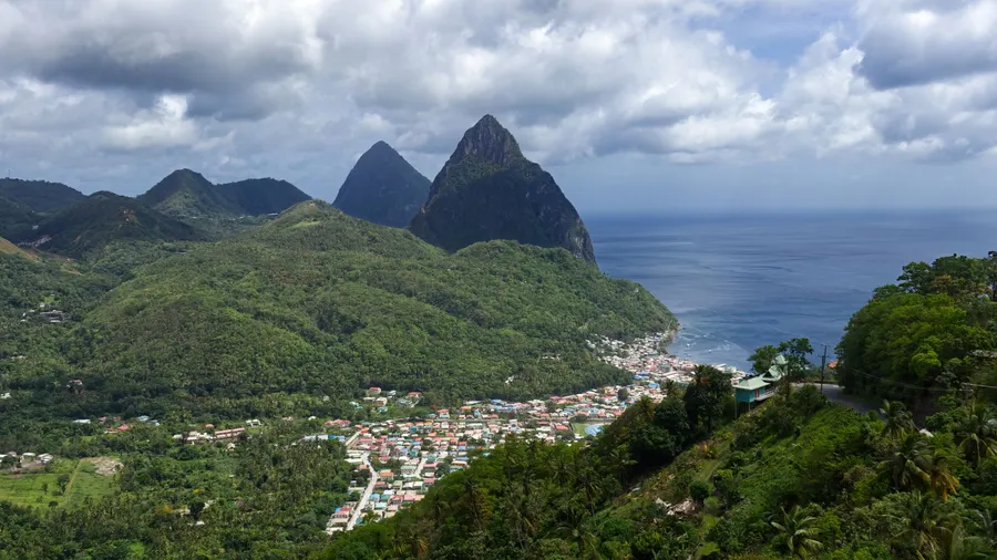 Vista aérea de los Pitons de Soufrière, en Santa Lucía, rodeados de paisajes verdes