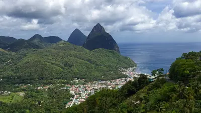Vista aérea de los Pitons de Soufrière, en Santa Lucía, rodeados de paisajes verdes