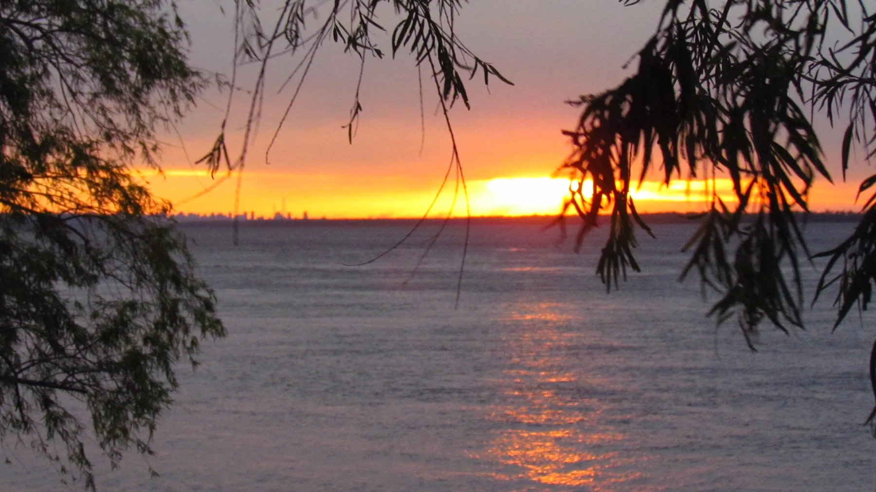 Vista del río Paraná a la altura de la ciudad de Paraná, Entre Ríos