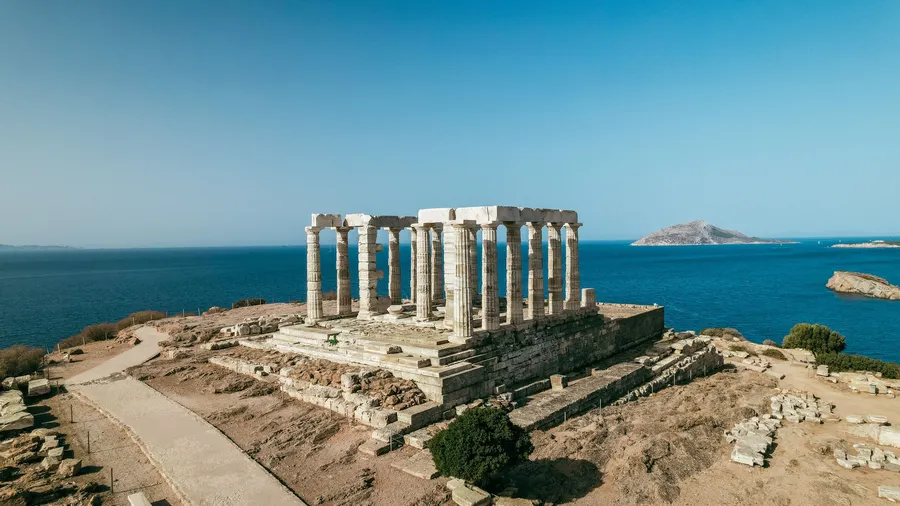 Vista aérea del antiguo Templo de Poseidón sobre el mar Egeo, en Grecia