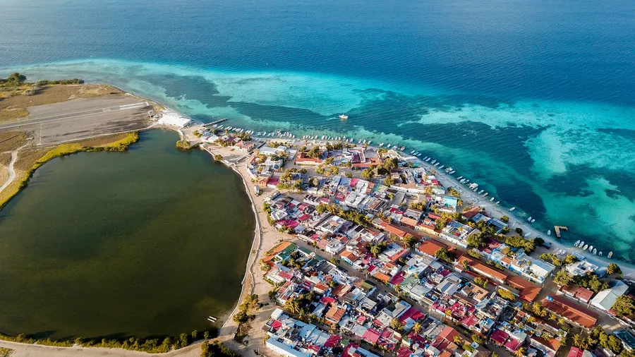 Pueblo costero de Belice con aguas turquesas y edificios de colores en una isla caribeña