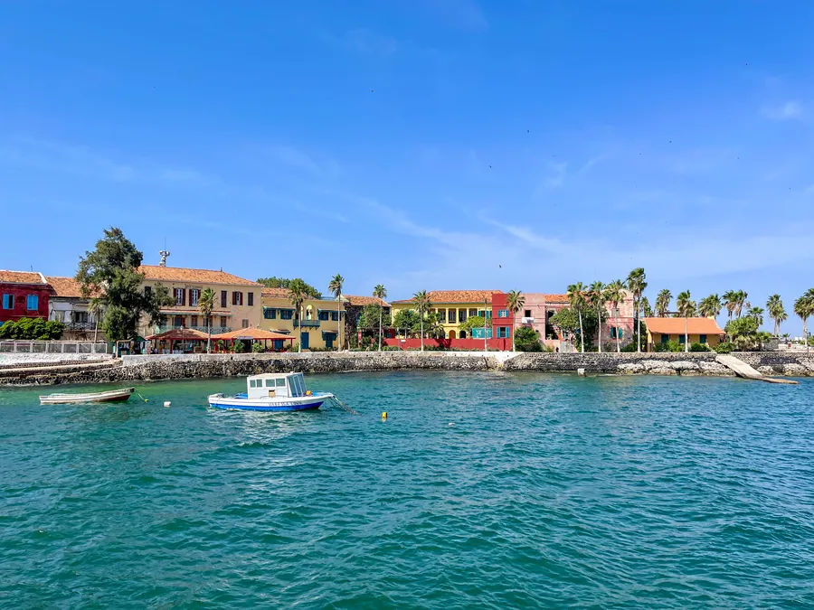 Costa de la isla de Gorée, Senegal, vista desde el océano Atlántico