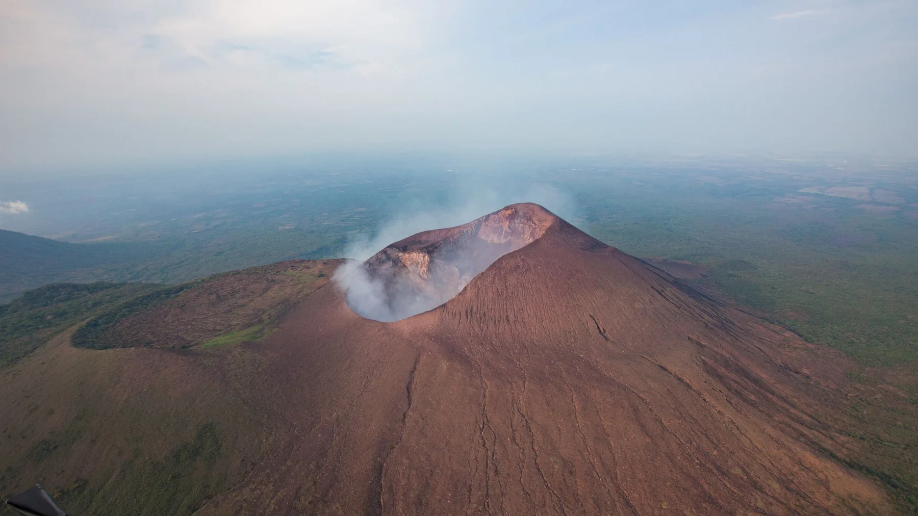 Vista aérea del volcán Telica con una columna de humo en Nicaragua