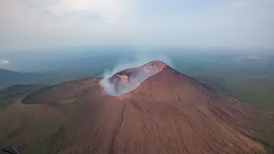 Vista aérea del volcán Telica con una columna de humo en Nicaragua
