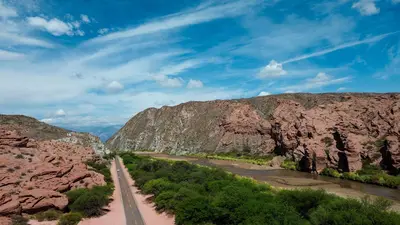 Formaciones rocosas rojizas y ruta que atraviesa la Quebrada de las Conchas, en Salta