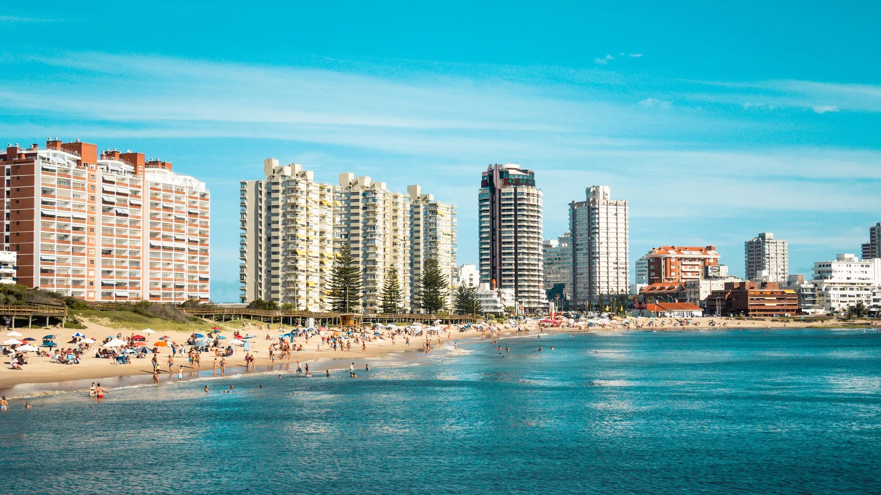 Vista panorámica de la ciudad y la playa de Punta del Este, Uruguay, en un día soleado con cielo despejado