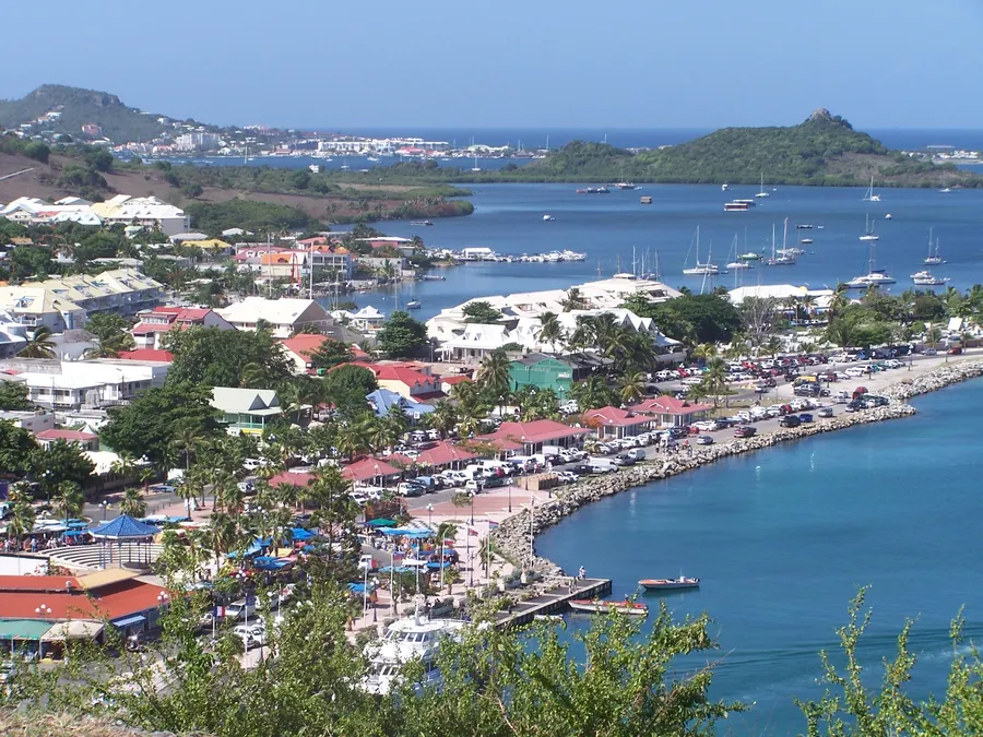 Marigot, capital de Saint-Martin, en la costa de la isla